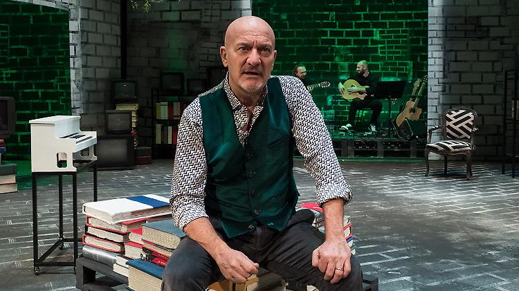 Claudio Bisio: "La mia vita raccontata male"