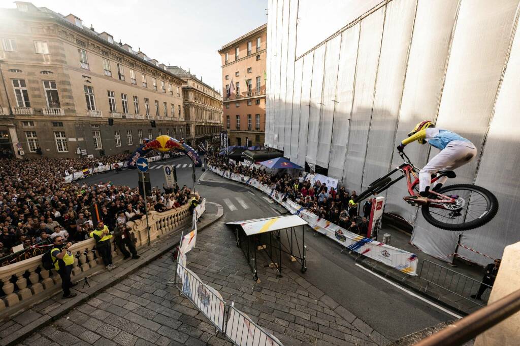 Red Bull Cerro Abajo - Urban Downhill