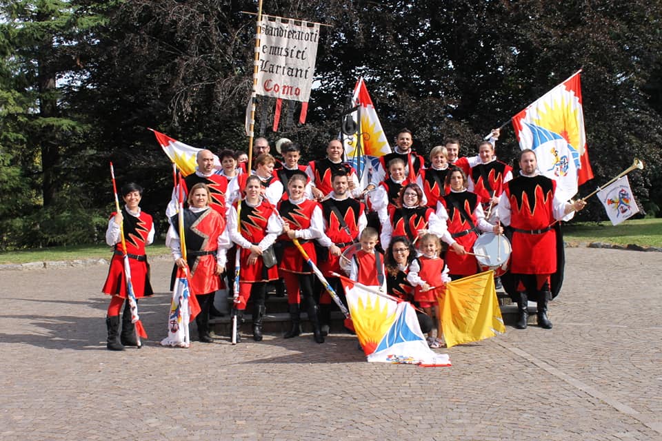 Sbandieratori in Piazza Grimoldi